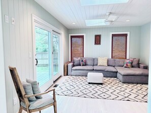 Smart TV, fireplace, books, stereo
