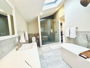 Combined shower/bathtub, hair dryer, towels, toilet paper - Hamptons Getaway With Heated Pool, Har Tru Tennis, Built -in Grill, Bike Shed (Quogue)