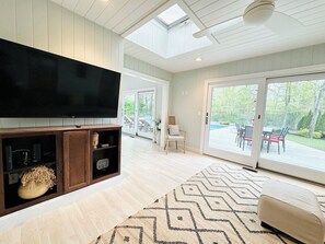 Smart TV, fireplace, books, stereo