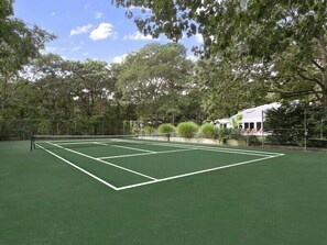Sports court - Hamptons Getaway With Heated Pool, Har Tru Tennis, Built -in Grill, Bike Shed (Quogue)