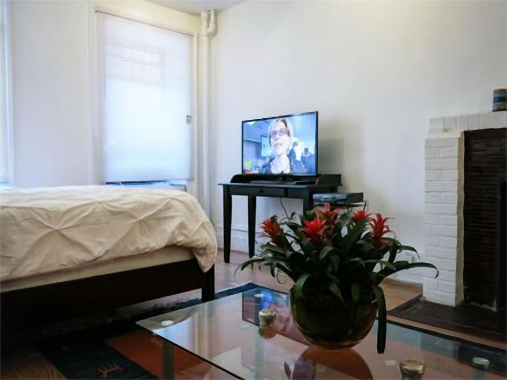 Planxa i posts de planxar, wifi i roba de llit 