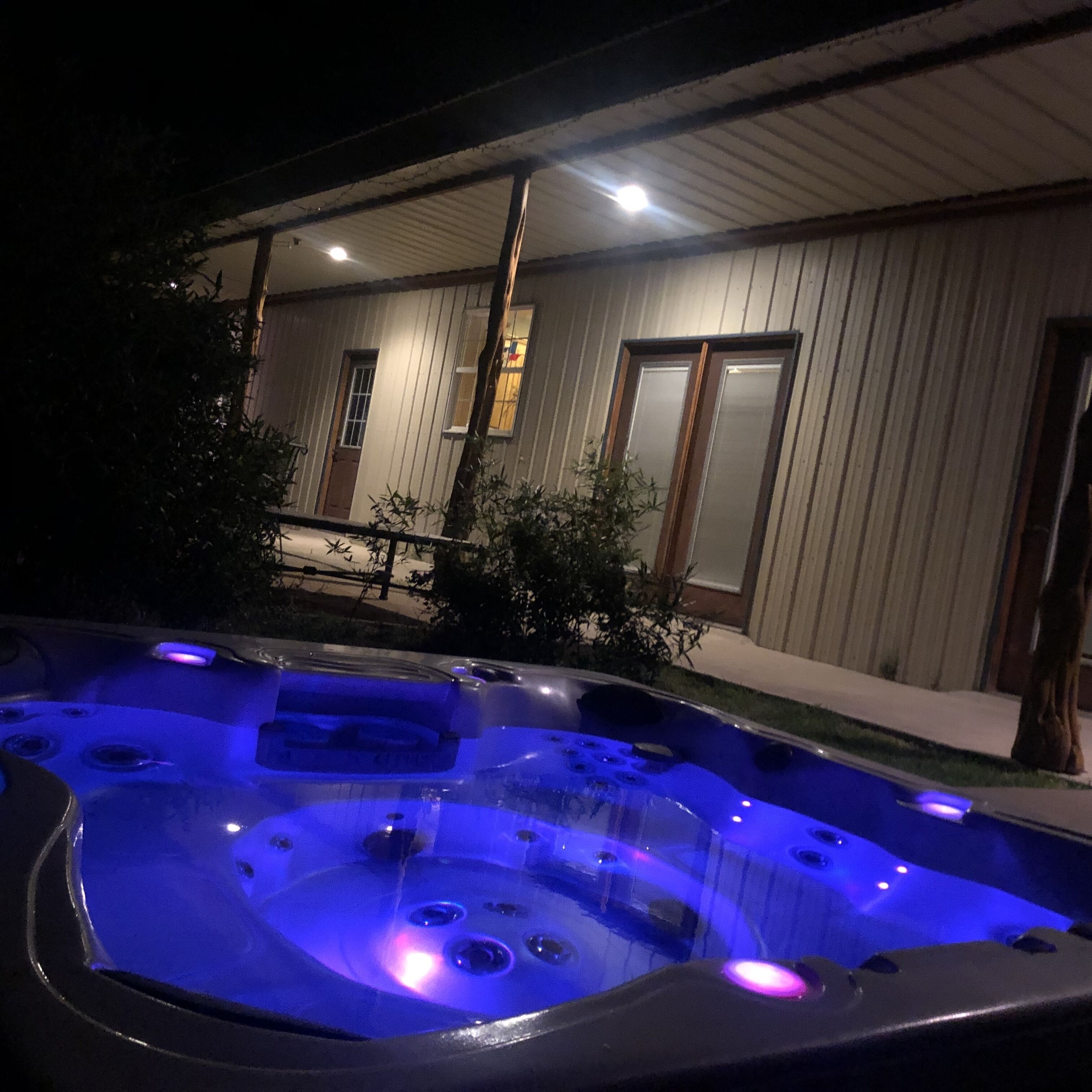 Wallace Ranch w/arena, corrals, fire pit, pool table, outdoor shower & HOT TUB!