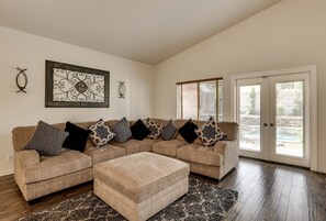 Smart-TV, peis, DVD-spiller og stereoanlegg