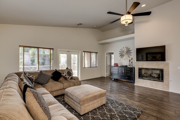 Smart TV, fireplace, DVD player, stereo