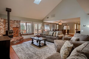 Smart TV, fireplace, DVD player, foosball - Yosemite, Family, Memories, Spa & Tesla Charger (North Fork)