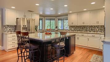 Een koelkast, een magnetron, een oven, een kookplaat