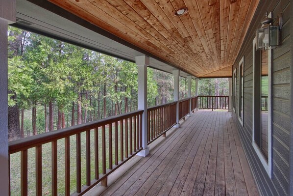 Terrace/patio - Yosemite, Family, Memories, Spa & Tesla Charger (North Fork)