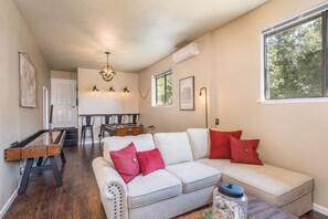 Smart-TV, Kamin, DVD-Player, Tischfußball