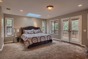 6 Schlafzimmer, Schreibtisch, Bügeleisen/Bügelbrett, Reisekinderbett