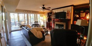 Flat-screen TV, fireplace, DVD player - BEAUTIFUL LAKE DESOTO TOWNHOUSE (Hot Springs Village)