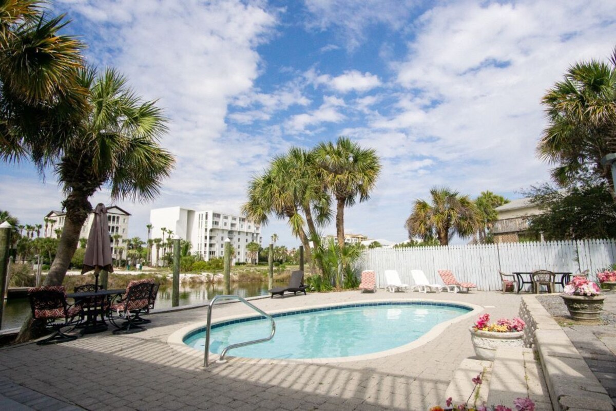 Photo 28 of 42 Palms Has it All !!! 5 Min Walk to Beach.