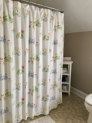 Ensemble douche/baignoire, serviettes fournies