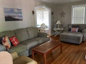 TV, DVD player, stereo - Ross J. Lomas 1927 House, Sleeps 9 (Geneva-on-the-Lake)