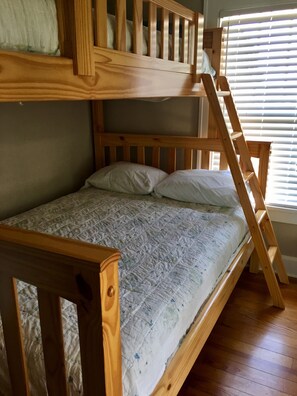 3 bedrooms, iron/ironing board, WiFi, bed sheets - Ross J. Lomas 1927 House, Sleeps 9 (Geneva-on-the-Lake)