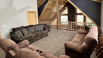 Smart TV, chimenea, futbolito y tenis de mesa