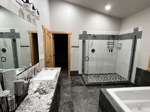 Duschwanne, Whirlpool, Haartrockner, Handtücher