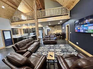 Smart TV, chimenea, futbolito y tenis de mesa 