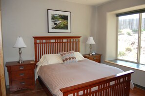 2 bedrooms, memory-foam beds, iron/ironing board, free WiFi - Lovely Straw Bale Home with Views of  the Yosemite High Sierra! (Midpines)