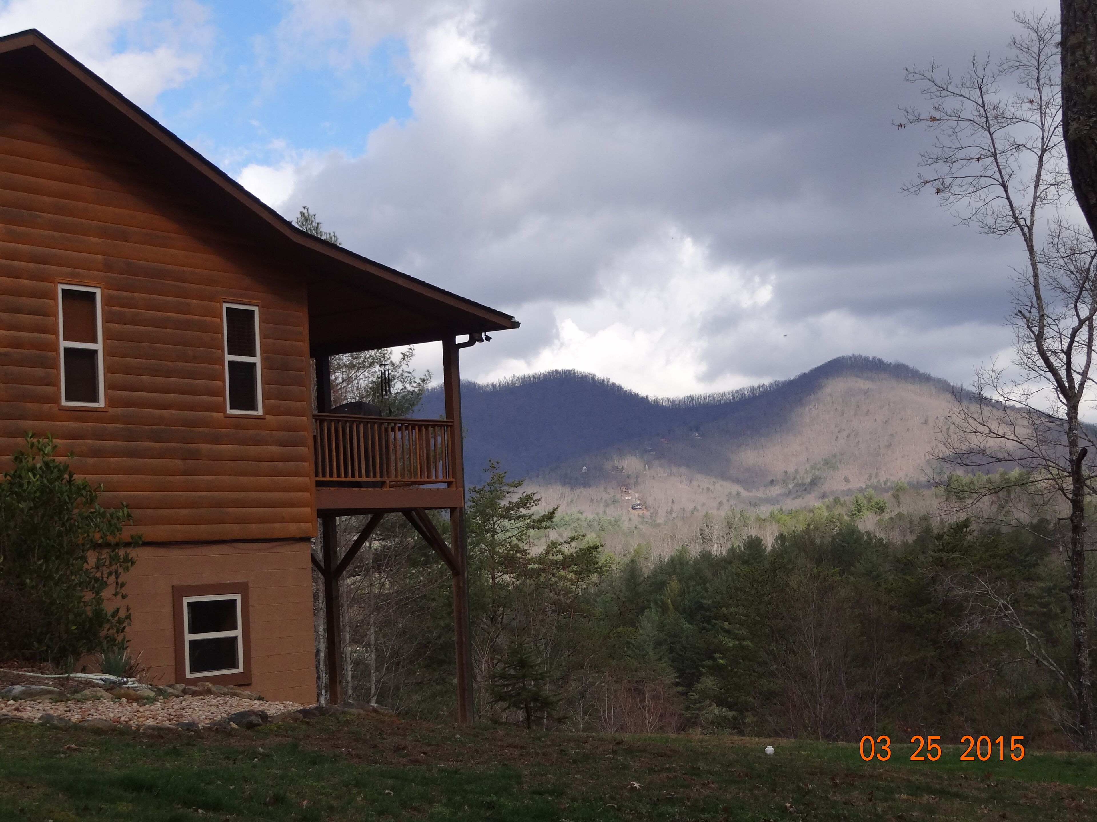 Mountain View Cabin/ Family Friendly, Hot Tub, Wifi, Large Entertainment Room