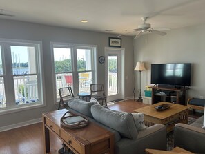 Smart TV, DVD player, books, video library - Southport Waterfront (Southport)