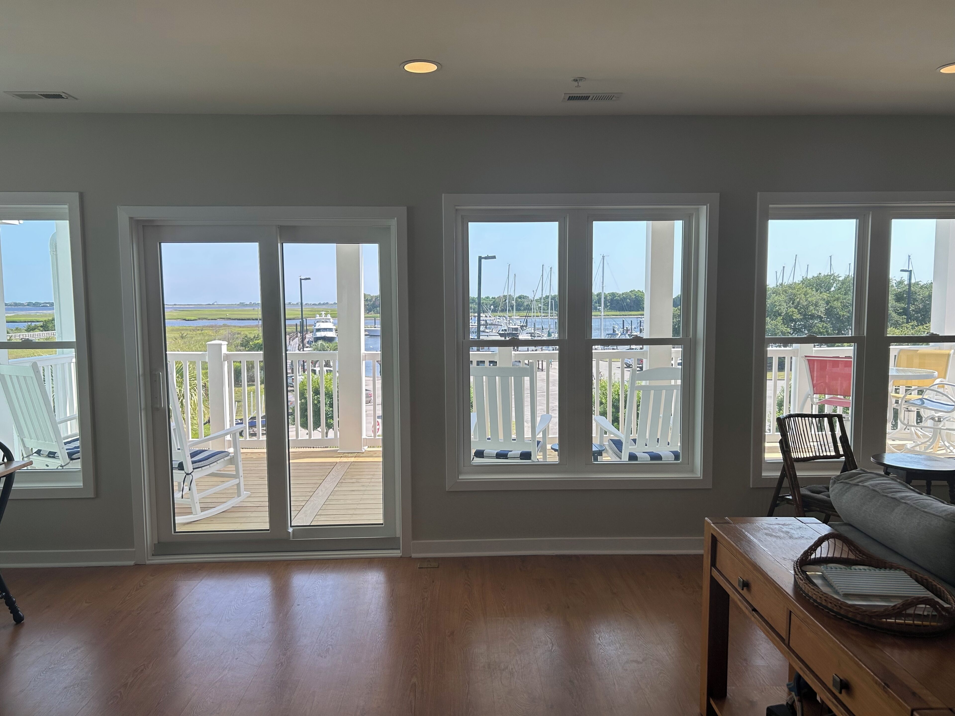 智能電視、DVD 播放機、書籍、影像庫