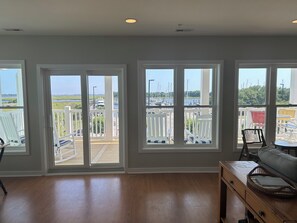 Smart TV, DVD player, books, video library - Southport Waterfront (Southport)