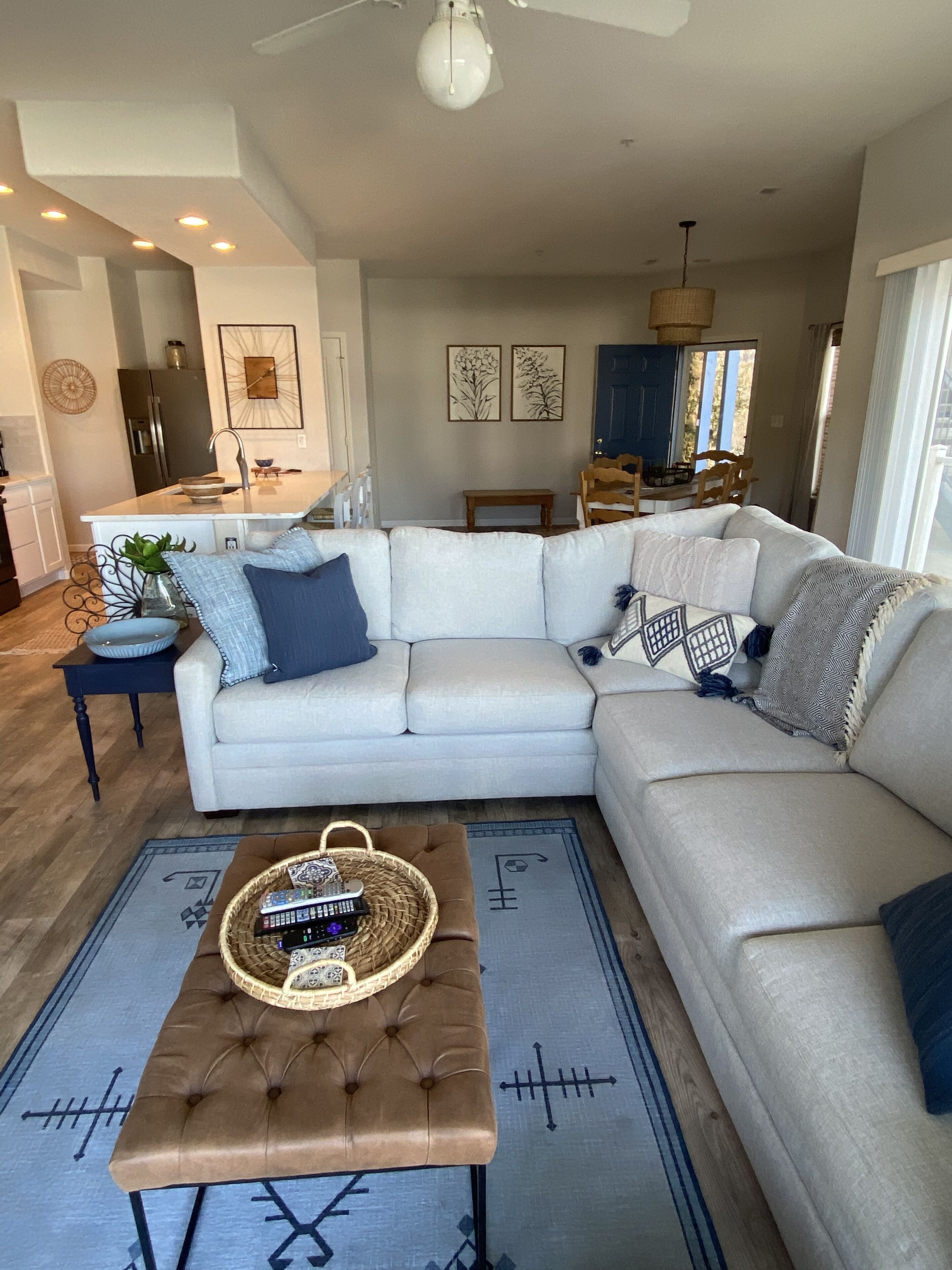 Luxury Lakefront Condo, 3 Pools,  1 BR/2B - Newly Remodeled! 