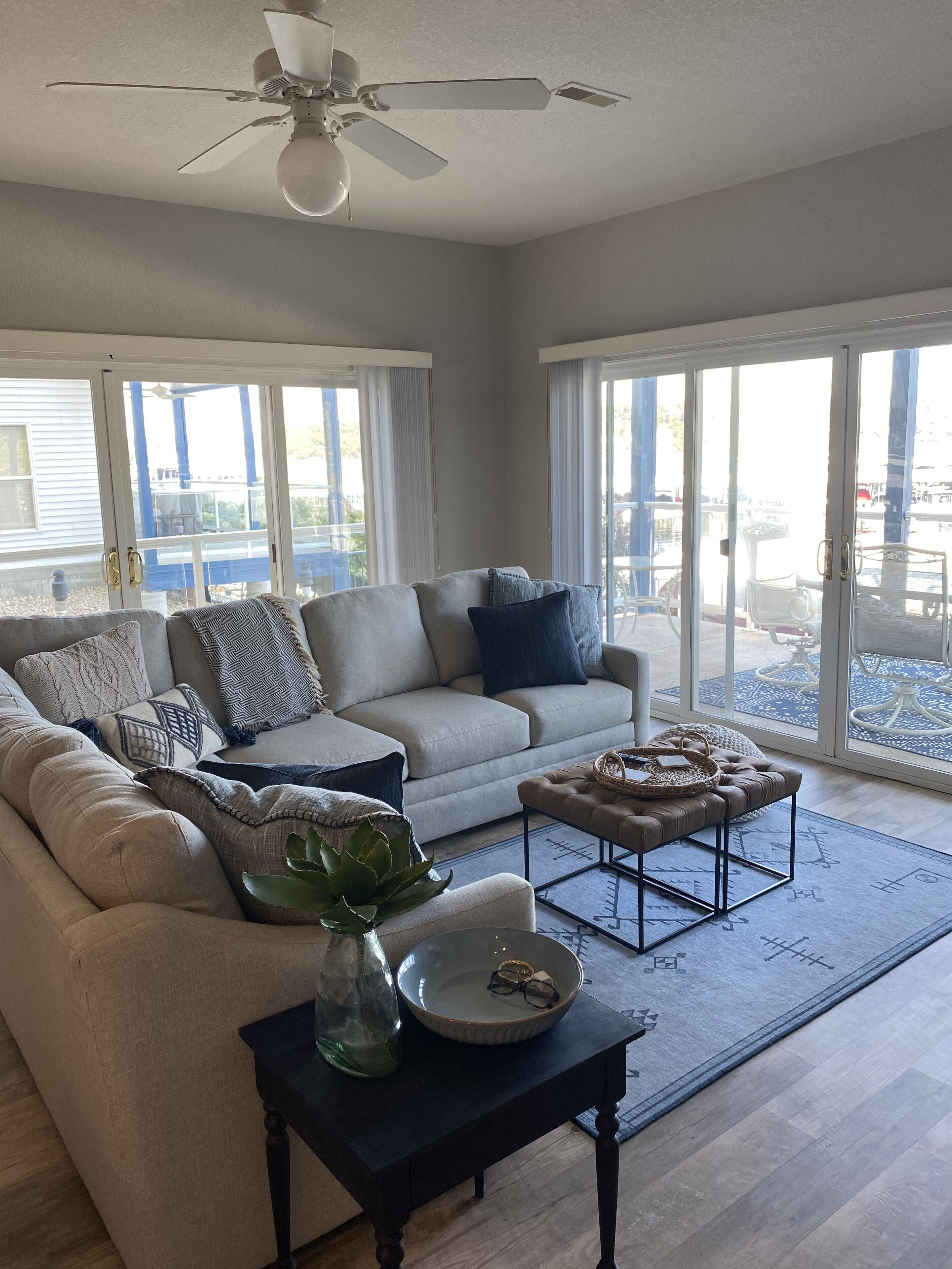 Luxury Lakefront Condo, 3 Pools,  1 BR/2B - Newly Remodeled! 