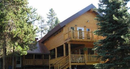 Lake-Front Island Park Vacation Rental Sleeps Sixteen