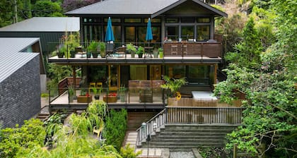 West Coast Designer Home - Ocean & Forest Views & Access