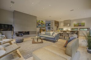 Smart TV, fireplace, books, stereo
