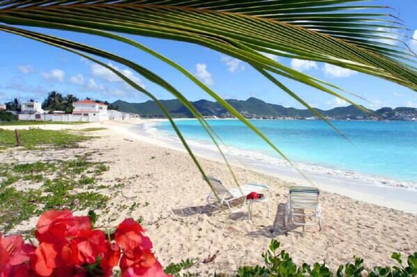 En la playa, camastros y toallas de playa