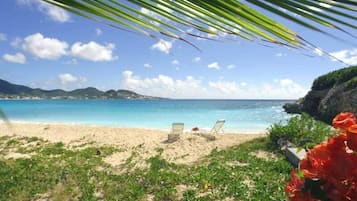 Plage, chaises longues, serviettes de plage