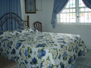 2 soveværelser, pengeskab på værelset, strygejern/strygebræt