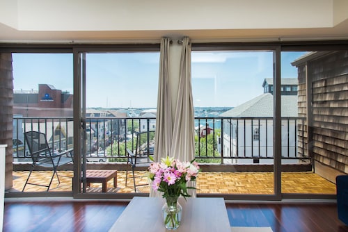 Ylellinen Newportin satamahuoneisto, josta on upea näköala rannalle