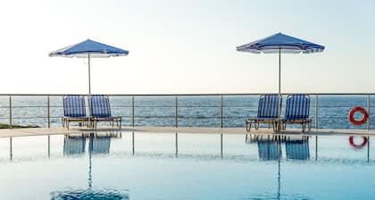 Hämmästyttävä auringonlasku ja merinäköala