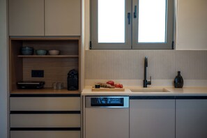 Fridge, oven, stovetop, coffee/tea maker