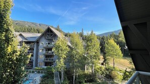 Property grounds - Luxe Aspens Ski-in/Ski-out Fully Upgraded 2 Bed/2 Bath Condo With Great Mtn View (Whistler)