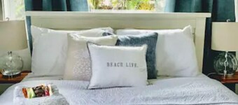 Newly renovated one-bedroom with A/C, Steps to Hukilau Beach, 30 Day