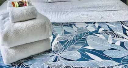 Newly renovated one-bedroom with A/C, Steps to Hukilau Beach, 30 Day