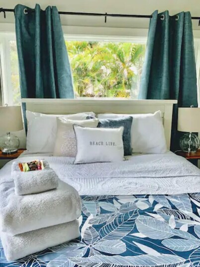 Newly renovated one-bedroom with A/C, Steps to Hukilau Beach, 30 Day