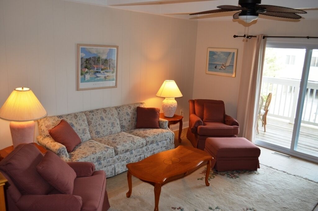 Remodeled 4 Bdrm 3 Ba Townhouse 200 steps from Private Beach!