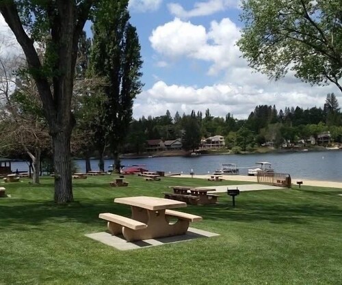 Cozy, family-friendly cabin in a gated lake resort near Yosemite!