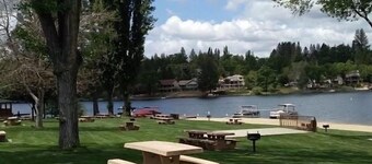 Cozy, family-friendly cabin in a gated lake resort near Yosemite! 