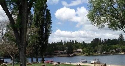 Cozy, family-friendly cabin in a gated lake resort near Yosemite!