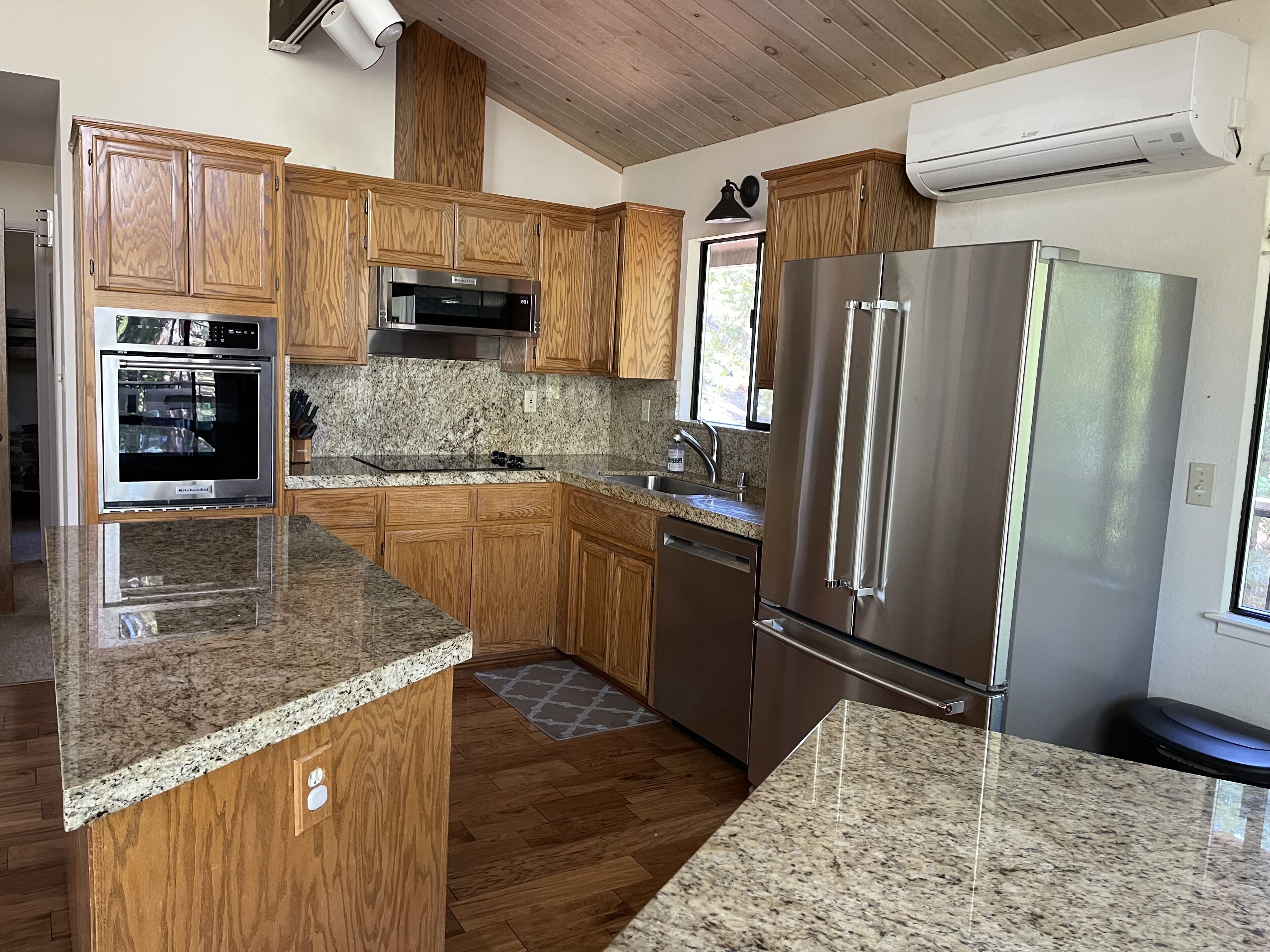 Cozy, family-friendly cabin in a gated lake resort near Yosemite! 