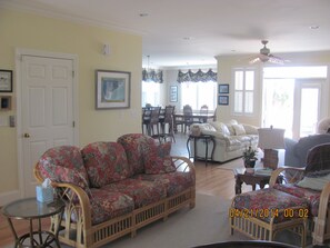 Smart-TV, peis, DVD-spiller og bøker