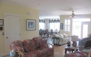 Smart-TV, Kamin, DVD-Player, Bücher