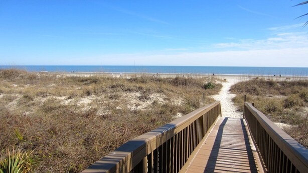 A wooden boardwalk leading to a beach with a clear view of the ocean. - 404 Captain's Walk: Perfect 2BR/2Bth Oceanfront Condo (Hilton Head Island)