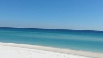 Plage à proximité, chaises longues